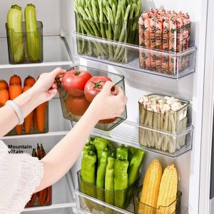 Các hộp nhựa đựng rau củ quả, xúc xích, nấm trong cánh tủ lạnh.