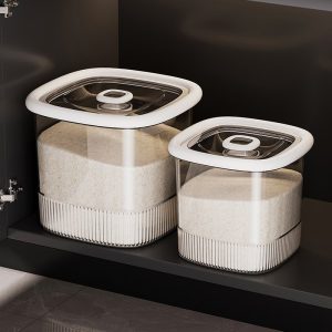 Hai hộp đựng gạo kín khí với các kích thước khác nhau đặt trong tủ bếp.
