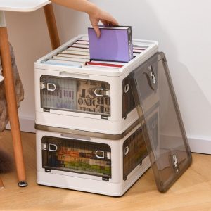 Hai hộp đựng màu trắng, nắp mở, đang được dùng để đựng sách.