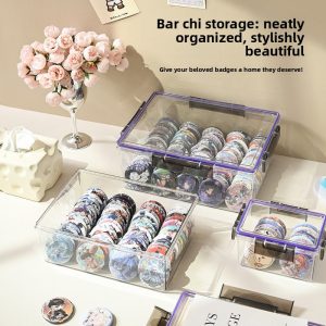 Ba hộp nhựa với huy hiệu được sắp xếp gọn gàng trên bàn.