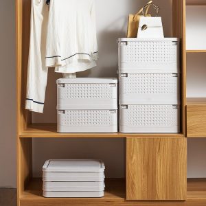Các hộp lưu trữ đặt gọn trong kệ tủ, dễ dàng sắp xếp.