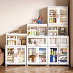 Nhiều tủ nhựa xếp tầng, đựng thực phẩm, đồ dùng và trang trí trong phòng khách.