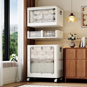 Tủ nhựa đựng quần áo đặt dưới, phía trên là hai ngăn treo tường, nội thất hiện đại.