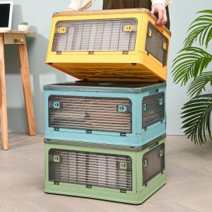 Ba hộp nhựa màu sắc xếp chồng, người dùng đang nhấc hộp trên cùng