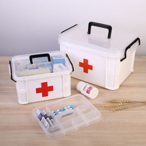 Hai hộp đựng thuốc với nhiều ngăn bên trong, kèm khay chia nhỏ tiện lợi.