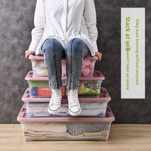 Người ngồi trên nhiều hộp xếp chồng, thể hiện khả năng chịu lực tốt.