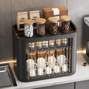Tủ đựng cà phê màu đen, chứa nhiều ly và hũ gia vị bên trong.