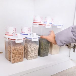 Người dùng lấy hộp đựng thực phẩm từ trong tủ bếp, các hộp xếp gọn gàng.
