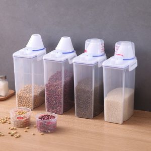 Bốn hộp đựng thực phẩm trong suốt, mỗi hộp chứa loại hạt khác nhau, có nắp đong tiện lợi.
