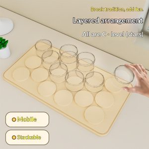 Tấm đế nhựa với các ô tròn, có thể tháo rời các lọ nhỏ để sắp xếp linh hoạt.
