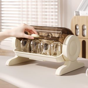 Tay mở nắp giá úp bình sữa, bên trong có nhiều bình sữa nhỏ gọn.