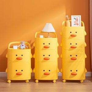 Tủ nhựa 5 tầng hình vịt vàng đa năng cho bé, nhựa PP an toàn Ba mẫu tủ nhựa hình vịt vàng với các kích thước khác nhau, đặt cạnh nhau trong phòng.