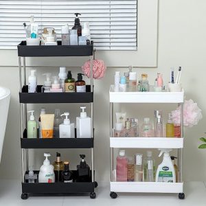 Hai kệ nhựa đen và trắng 3 tầng, đựng mỹ phẩm và vật dụng cá nhân trong phòng tắm.