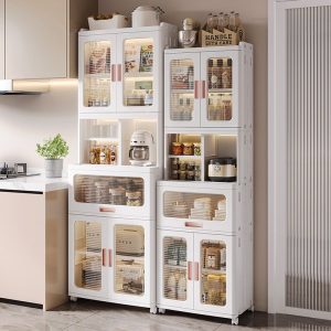 Hai bộ tủ nhựa nhiều tầng, lưu trữ thực phẩm và đồ dùng nhà bếp.