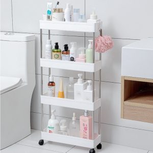 Kệ nhựa trắng 4 tầng đặt sát bồn cầu, đựng mỹ phẩm và đồ dùng cá nhân.