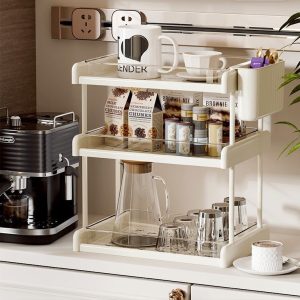 Kệ đựng cốc ba tầng để cạnh máy pha cà phê, chứa cốc, hộp bánh và bình thủy tinh.