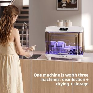Người mẹ sử dụng máy sấy tiệt trùng bình sữa tại bếp, tiện lợi và sạch sẽ.
