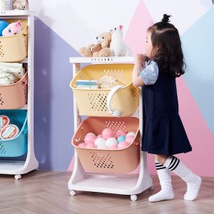 Bé gái lấy đồ chơi từ kệ nhựa 3 tầng màu vàng và hồng