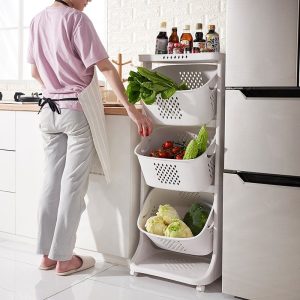 Kệ nhựa đa năng nhiều tầng có bánh xe, đựng đồ nhà bếp tiện lợi Kệ nhựa 3 tầng đặt cạnh tủ lạnh, chứa rau củ và chai lọ.