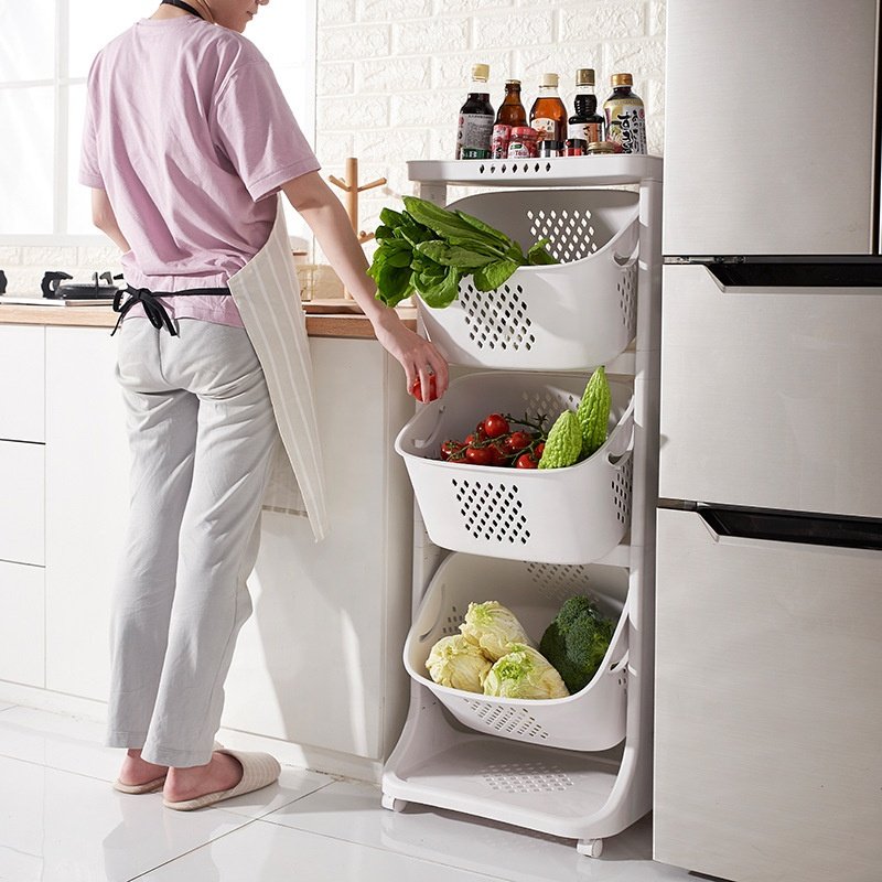 Kệ nhựa đa năng nhiều tầng có bánh xe, đựng đồ nhà bếp tiện lợi Kệ nhựa 3 tầng đặt cạnh tủ lạnh, chứa rau củ và chai lọ.