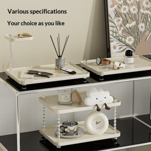 Ba mẫu kệ với các kích thước khác nhau, trưng bày mỹ phẩm, đồng hồ, nến và đồ trang trí.