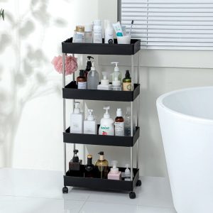 Kệ nhựa PP nhiều tầng đa năng có bánh xe tối ưu khe hẹp phòng tắm, bếp Kệ nhựa màu đen bốn tầng đặt cạnh bồn tắm, chứa nhiều chai lọ và vật dụng cá nhân.
