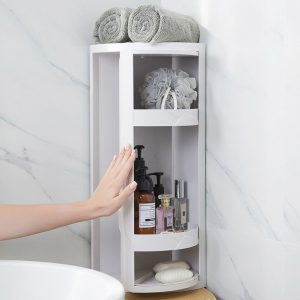 Kệ Đựng Đồ Đa Năng 3 Tầng Nhựa ABS Xoay Góc Chống Bụi Cho Phòng Tắm Kệ góc 3 tầng với khăn tắm, chai lọ và bông tắm, đặt sát tường.