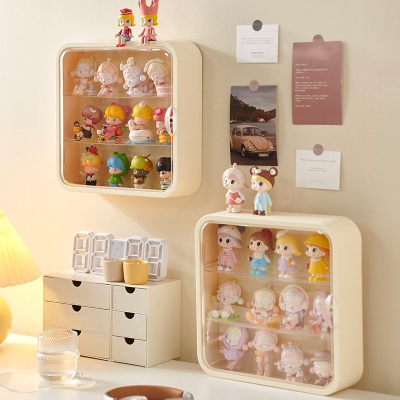 Kệ treo tường nhựa ABS trong suốt 3 tầng chống nước trưng bày đồ mini Hai kệ treo tường với mô hình và đồ trang trí, đặt cạnh bàn học.