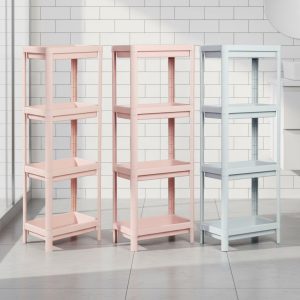 Ba kệ nhựa nhiều tầng màu hồng và xanh đặt trong phòng tắm
