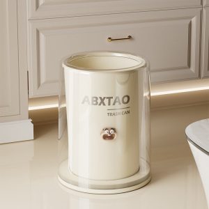 Thùng rác đặt sát tủ bếp, nổi bật với vỏ ngoài trong suốt