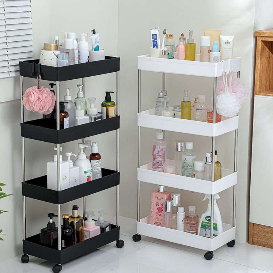 Kệ nhựa 4 tầng thép không gỉ đa năng có bánh xe đựng đồ phòng tắm nhà bếp Hai kệ 4 tầng màu đen và trắng đặt cạnh nhau, đựng đồ phòng tắm.