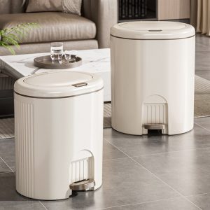 Thùng rác đạp chân nhựa PP cao cấp đa năng có nắp kín tiện lợi cho gia đình Hai thùng rác đạp chân màu trắng kem, đặt trong phòng khách.