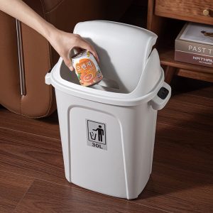 Người dùng bỏ lon vào thùng rác 30L nắp lật.