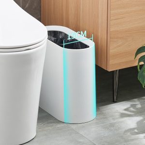 Thùng rác trắng đặt sát bồn cầu, kích thước chỉ 15cm phù hợp khe hẹp.