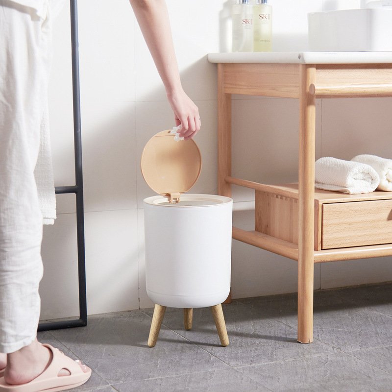 Thùng rác mini nhựa PP nắp lật vân gỗ phong cách Nhật cho phòng ngủ, phòng tắm Người dùng mở nắp thùng rác mini kiểu Nhật đặt cạnh bồn rửa.