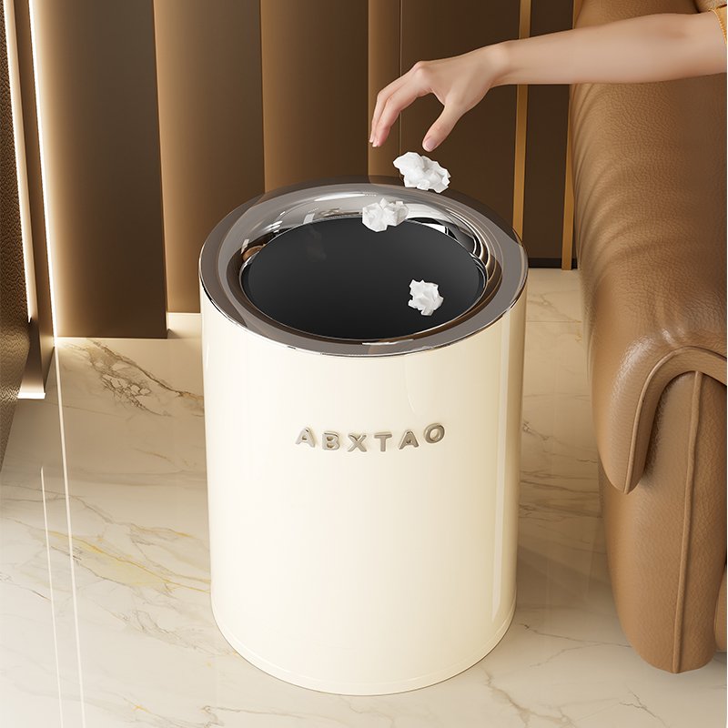 Thùng rác gia dụng kim loại viền mạ điện Kasawow tiện lợi 12L 16L Người dùng vứt giấy vào thùng rác màu kem viền bạc.
