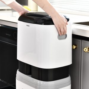 Thùng rác nhựa PP hai tầng cao cấp phân loại rác tiện lợi cho bếp Cận cảnh tay cầm giúp tháo lắp thùng rác dễ dàng.