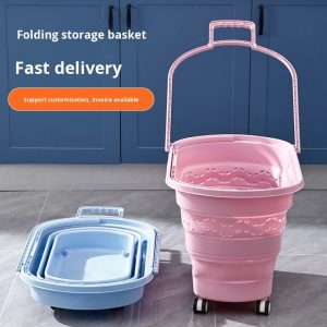 Giỏ đựng đồ màu hồng dựng đứng và giỏ xanh dương đã gấp gọn.