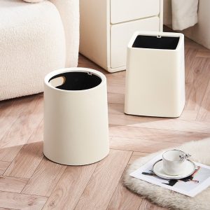 Thùng rác nhựa PP 2 lớp nắp lật chống rò rỉ cho gia đình 23L Thùng rác nhựa màu trắng kem với thiết kế tròn và vuông, đặt trên sàn gỗ.