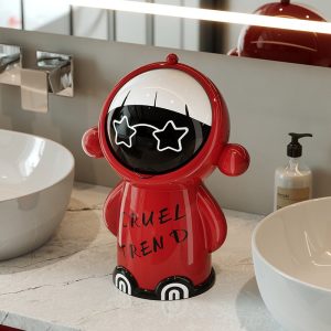 Thùng rác mini để bàn nhựa PP 5L hình hoạt hình đa năng cho gia đình Thùng rác mini màu đỏ đặt trên bàn rửa mặt trong phòng tắm.