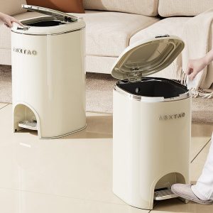 Thùng rác đạp chân thép không gỉ dung tích lớn giữ vệ sinh gia đình Hai thùng rác đạp chân, một đang mở nắp bằng bàn đạp, người dùng bỏ rác vào.