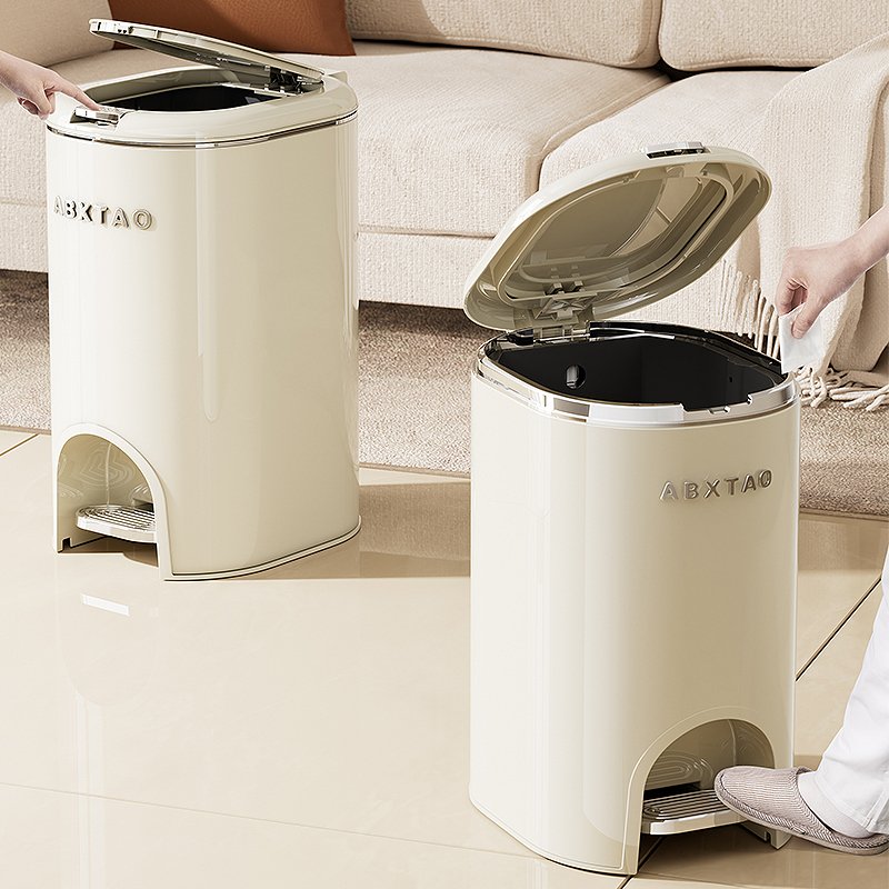 Thùng rác đạp chân thép không gỉ dung tích lớn giữ vệ sinh gia đình Hai thùng rác đạp chân, một đang mở nắp bằng bàn đạp, người dùng bỏ rác vào.