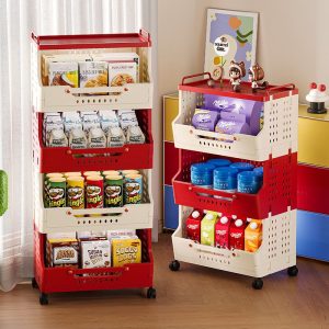 Hai kệ nhựa nhiều tầng đựng snack và nước uống đặt cạnh cửa sổ
