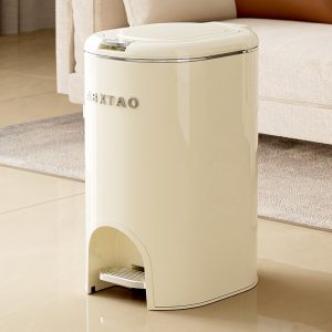 Thùng rác đạp chân thép không gỉ nhỏ gọn cho phòng tắm, phòng khách Thùng rác đạp chân màu kem đặt trong phòng khách, nắp đóng kín.