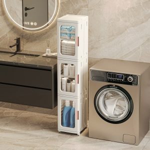 Tủ nhựa 3 tầng đặt cạnh máy giặt, chứa khăn và chai lọ.