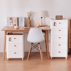 Bộ tủ nhựa đặt cạnh bàn làm việc, phối hợp nội thất đẹp mắt.