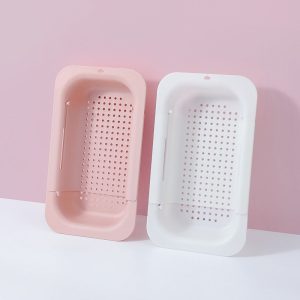Hai rổ nhựa màu hồng và trắng với nhiều lỗ thoát nước.