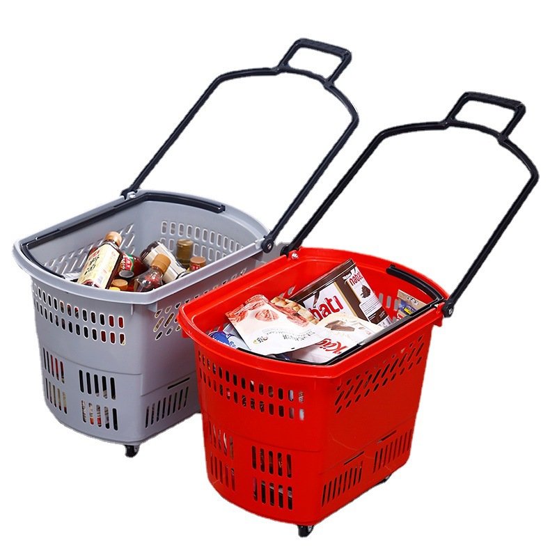 Giỏ nhựa PP có bánh xe kéo dung tích lớn tiện lợi cho siêu thị và gia đình Hai giỏ nhựa màu xám và đỏ, có tay kéo dài, đang đựng hàng hóa.