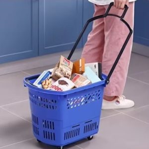 Người dùng kéo giỏ nhựa màu xanh dương chứa đầy hàng hóa.