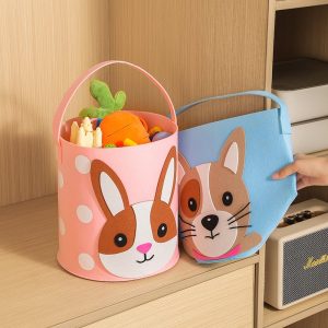 Hai thùng vải nỉ hình thỏ và mèo, một thùng đang được cất lên kệ.